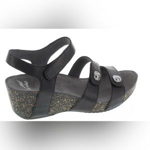 Dansko Savannah sandals in Black - size 41 (10.5/11). Worn once.